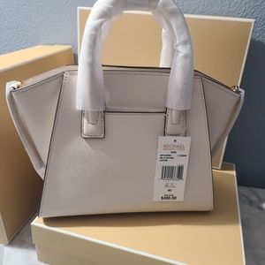 Michael kors Purse in a elegant cream color and matching Zipper wallet
